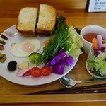 茶蔵坊 - 蒸し鶏とアボカドのサンドウィッチ