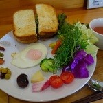 茶蔵坊 - 蒸し鶏とアボカドのサンドウィッチ