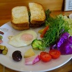 茶蔵坊 - 蒸し鶏とアボカドのサンドウィッチ