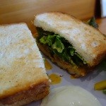 茶蔵坊 - 蒸し鶏とアボカドのサンドウィッチ