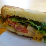 茶蔵坊 - 蒸し鶏とアボカドのサンドウィッチ