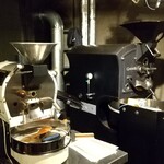 エース コーヒー ロースター - 焙煎機が２台鎮座されてます…。