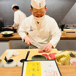 おが和 - ◎鮪の手巻き寿司用の鮪をカットして行く。