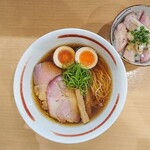 らぁめん 倉井 - 醤油らぁめん850円（クーポンで味玉）＋肉めし200円