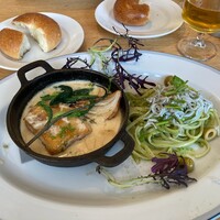 TOOTH TOOTH GARDEN RESTAURANT - 淡路鶏のクリーム煮と淡路産しらすと和セリ、パセリバター香るリングイネ