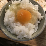 挽肉と米 吉祥寺 - おかわりして、中にしたが少し多めになった(恐らくちょうどお釜がなくなりそうになった最後の方かな？)と生卵