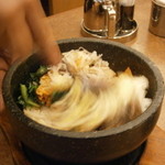 焼肉 山水 - 25年2月　石焼ピビンバ　混ぜ混ぜ中