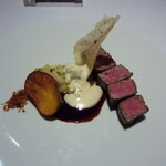 ラ・ベ - 2013年2月国産サーロインのロティ　酸味のきいたオニオン　ジャガイモとトリュフとパルメザンのブリュノワーズ　    
      ニンニク風味のクリーム　セルフュメの香るインカイモのロティ