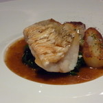 ラ・ベ - 2013年2月アマダイのクリスピー　酸味のきいたジュ　オニオンのロティ ラルドと共にゆっくりと焼き上げたセルフィーユの根