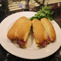 Morton's The Steakhouse 丸の内 - フォープティフィレミニョンサンドウィッチ(平日17時～19時は1700円)