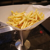 Morton's The Steakhouse 丸の内 - パルメザントリュフフレンチフライ(平日17時～19時は900円)