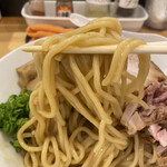 煮干らーめん 川むら - 混ぜる前の麺リフト