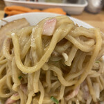 煮干らーめん 川むら - 混ぜた後の麺リフトアップ