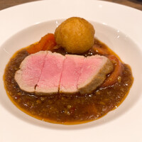 開化亭 - ⑦フランス産仔牛のロース、愛知県加藤農園のフルーツトマト、カレー粉を使ったチリソース