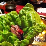 溶岩焼肉 牛楽 - 中落ちカルビをサンチュで巻いてみた！