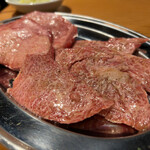 焼肉 泰山 - 上ハラミ(手前)と上タン(奥)