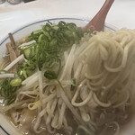 ラーメン藤 - 中ぐらいの麺ですね。