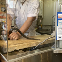 久田 - 鰻を捌く