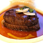 サンス・エ・サヴール - 国産黒毛和牛フィレ肉のポワレ、ピスタチオナッツオイル風味のマデイラソース、ポムゴーフレット添え