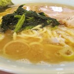 横浜らーめん 本牧家 - ラーメン 並 固め 脂多め(近景)