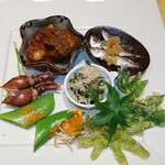 Fujiwara - ボイルホタルイカ、沢ガニ、和風トリッパ、豆アジ南蛮、きゅうりミョウガ和え、スナップエンドウ炒りウニかけ、タカの爪とふきのとう天ぷら