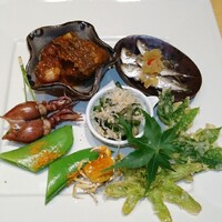ふじ原 - ボイルホタルイカ、沢ガニ、和風トリッパ、豆アジ南蛮、きゅうりミョウガ和え、スナップエンドウ炒りウニかけ、タカの爪とふきのとう天ぷら