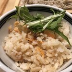 Jinenjoan - 炊き込みご飯は桜海老入り。水加減が微妙、お蕎麦が美味しいだけに 残念な炊き上がりと味加減でした。