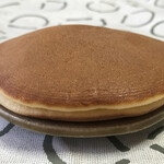 うさぎや - どらやき　ほぼ側面