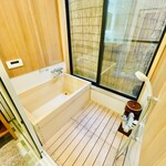坪希 - 部屋付きのひのき風呂。宿泊の際に使える。