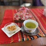 喫茶 春の音 - サービスの日本茶と柿の種