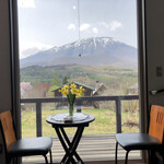 喫茶 春の音 - 大きな窓からの眺め…まるで絵画を見ているようです♪