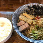 に干し屋 SINCHAN - サービスのご飯が付きます。