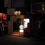 JAH - 入り口　ネオンの奥に階段があり、上がった正面でし