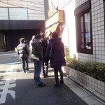 丸五 - 食べ終えて店を出ると行列が