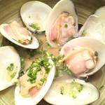 八丁堀 茂助 - 三重産特大地ハマグリ酒蒸し（980円）。