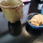 そば処 壱 - ウエルカムドリンクのお茶&おつまみ