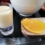 そば処 壱 - 天丼セットのデザートのプリンとオレンジ