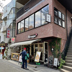 Merenge - お店の外観。通りに面してテラス席。2階はお蕎麦屋さん