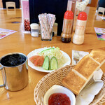 コメダ珈琲店 - アイスコーヒー　¥430
            ミニサラダ　¥240