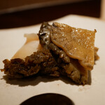 鮨菜 和喜智 - 蒸して食べられるギリギリの柔らかさを攻めたふんわりした食感と旨味が伝える多幸感。
      肝醤油を纏えば、強いコクに綺麗な磯感であふれ、余韻も至極なおいしさ！
      堪らない。