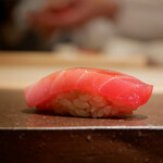 鮨菜 和喜智 - ◇中トロ
      赤酢のシャリが綺麗にほどけ、その粒感から立ち上がる心地よい酸味。
      鮪の甘さとシャープな余韻がグッと美味しさを引き立て、心を掴む初球。