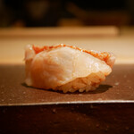 鮨菜 和喜智 - ◇キンキ
      こちらも直前に炙って身を引き締めつつ脂ノリノリに。
      シャリの酸味が脂で負けそうになりながらも、旨塩っぱさの一体感をバランス良く形成！