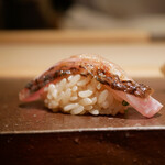 鮨菜 和喜智 - ◇黒ムツ
      炭火で直前に軽く炙ってそのまま握られます
      ふわっとほどけたシャリが身のあぶらを受け止め、相乗してどんどん膨らむ旨味！
      忍ばせたふぐねぎも良いアクセントに。