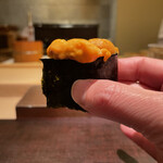 鮨菜 和喜智 - ◇雲丹
      不意打ちの手渡し
      パリパリで歯切れの良い海苔に包まれる雲丹。
      透明感のある旨味がシャリの粒感を綺麗にコーティング。
      海苔の香りと雲丹のクリアな旨味、そしてシャリのバランスが整った軍艦。