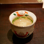 鮨菜 和喜智 - ○お椀
      おそらく牡丹海老で取ったお出汁。〆に相応しく落ち着く味わい。