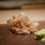 鮨菜 和喜智 - ガリ
      繊維感から響くシャッキリ感が強く、酸味は控えめで甘みで伝える。じんわりと感じる辛味。