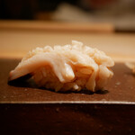 鮨菜 和喜智 - ◇北寄貝
      直前に炙られた身はザクッとした食感から広がる香りと旨味。シャリとのバランスも綺麗で、口の中で纏まるほどに美味しさを伝える。