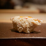 鮨菜 和喜智 - ◇毛蟹
      内子を乗せて パーンと華やかに香りが広がり、乗せられた内子がトロっと旨味を添える。
      噛み締めて感じる繊維質な身から膨らんでいく毛蟹の美味しさをダイレクトに表現！