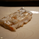 鮨菜 和喜智 - 口に含むやいなや、待っていたかのように溢れ出す蓄えられたあぶら！
      甘みのある身に皮目のえんみが強く響いていき、色濃く抜群の美味しさを見事につくる！