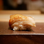 鮨菜 和喜智 - ◇穴子
      ふんわりと纏まる身からほろ旨い香りが膨らみ、粒感のあるシャリが食感を補い、甘いツメが心地よく纏める美味しさ！